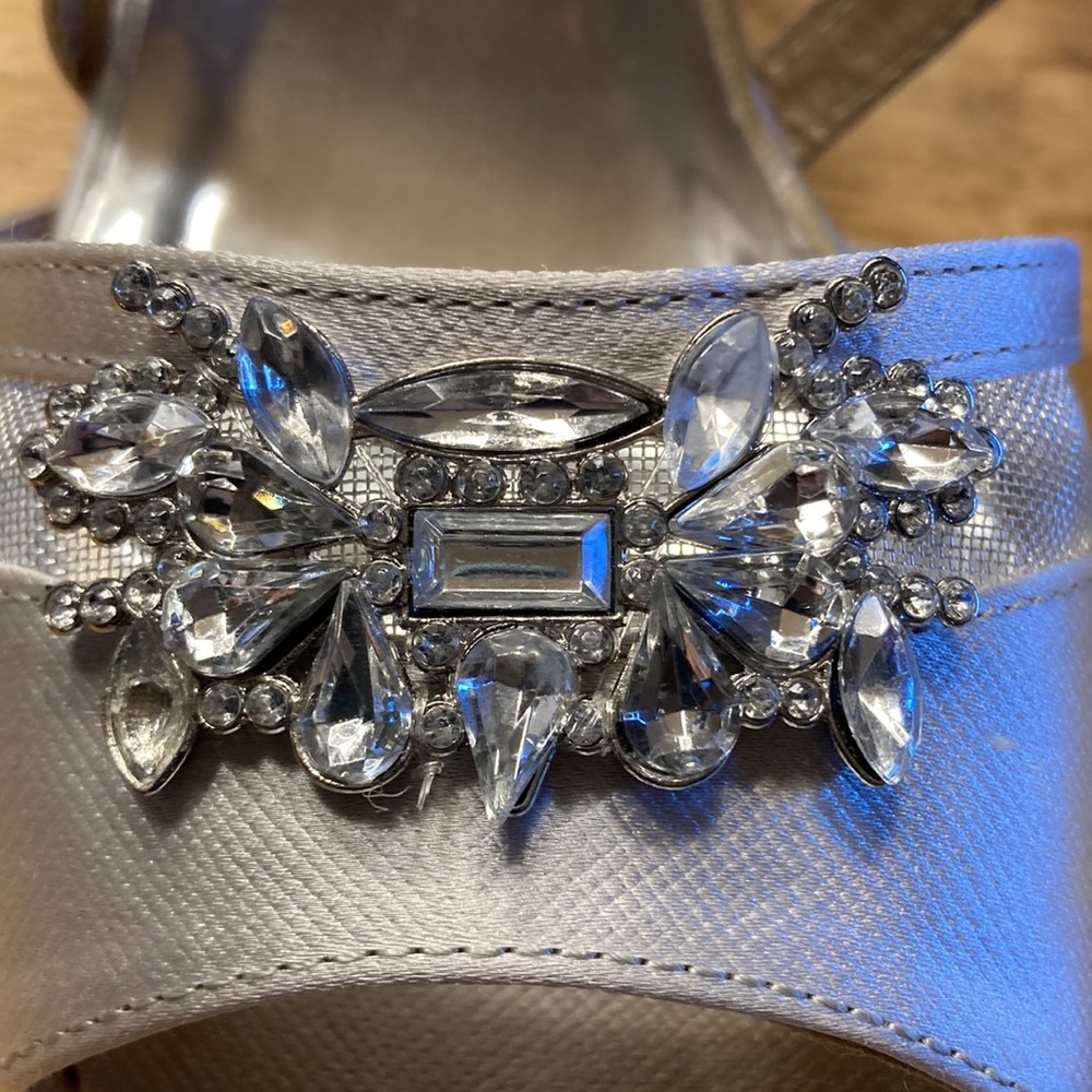 Badgley Mischka Kendall Hannah heels in silver - Picture 4 of 13